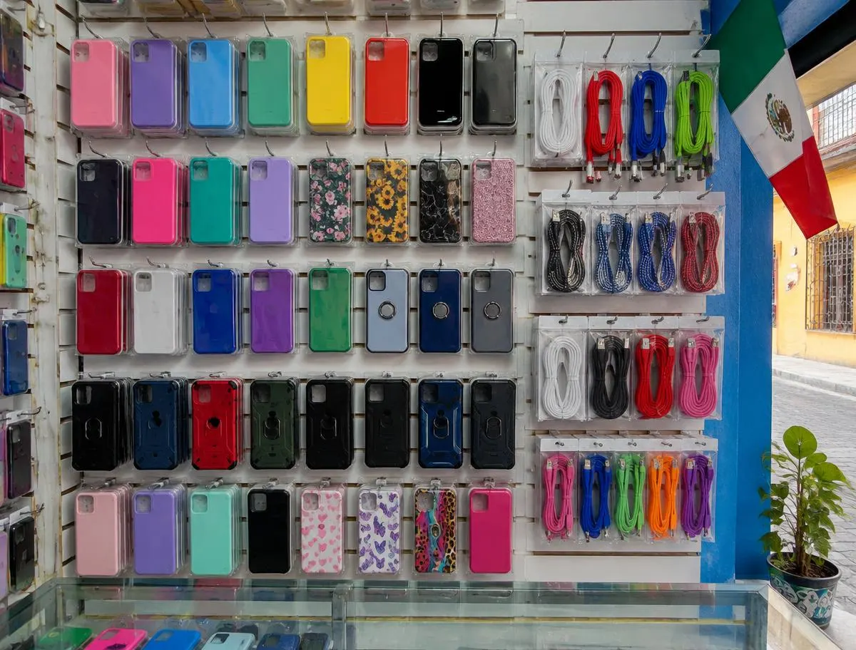 Exhibidor con fundas de colores y cables de carga